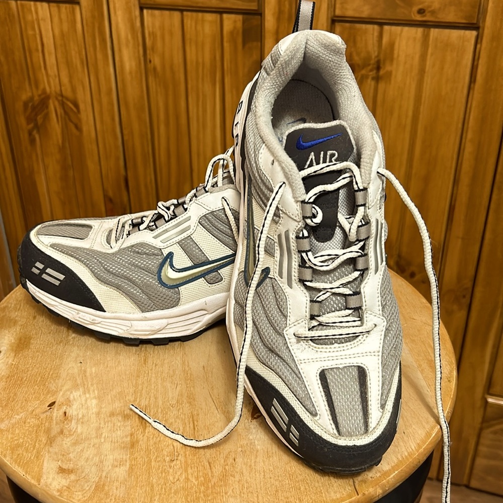 Men’s Retro/Old Nike Air Gray, Wht, Blk Size 9. Condition is Pre-owned.$25